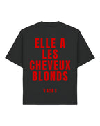 Elle a les cheveux blonds