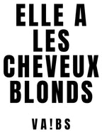 Elle a les cheveux blonds